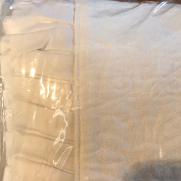 LUXURY HOTEL COVERLET-NEW - Picture 4 of 6